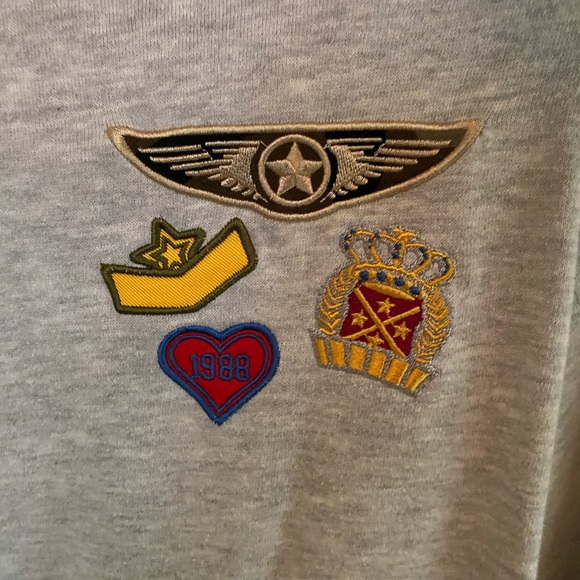 Cropped gray crewneck with cute patches - Picture 2 of 3